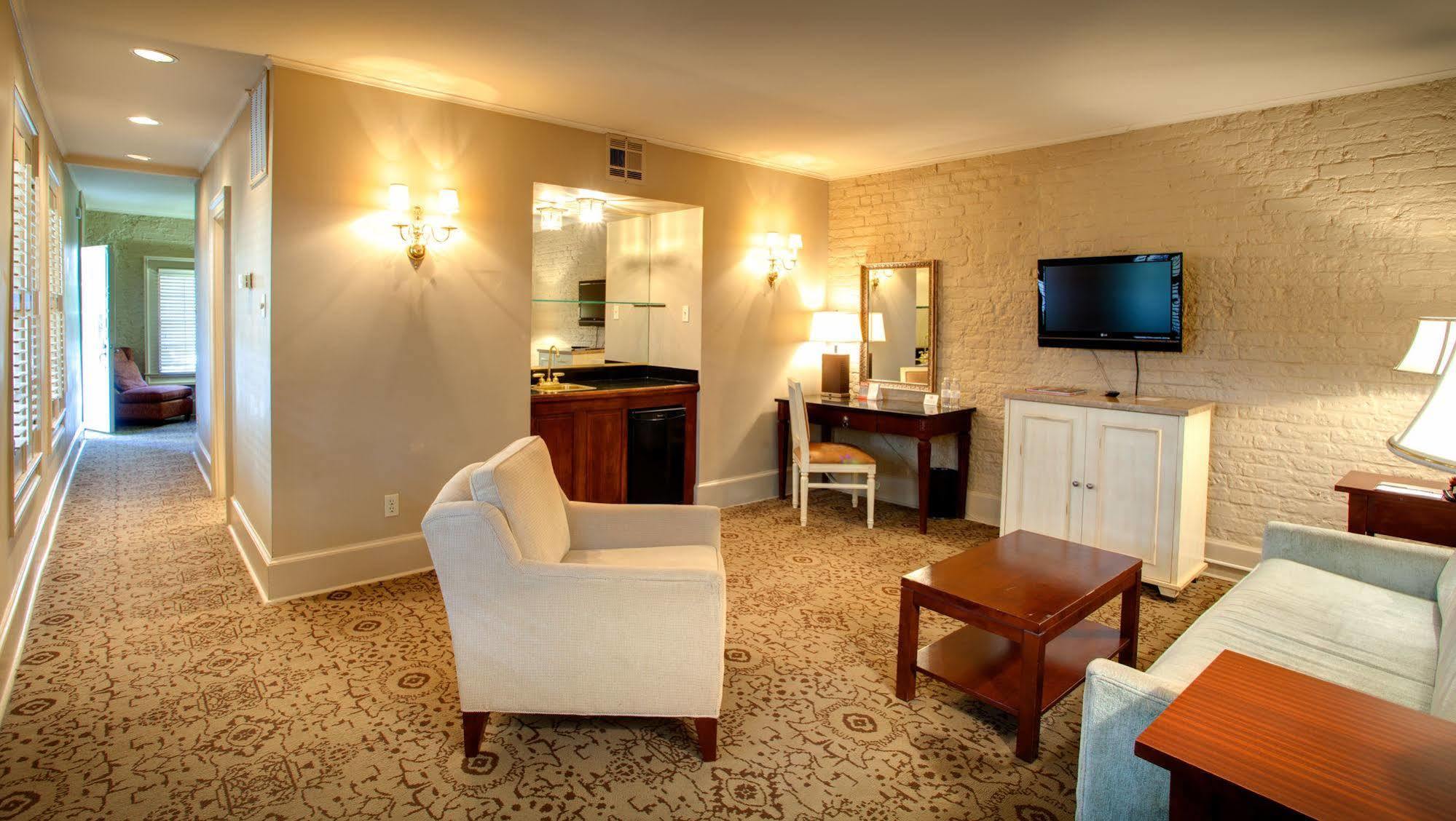 Dauphine Orleans Hotel New Orleans Room photo